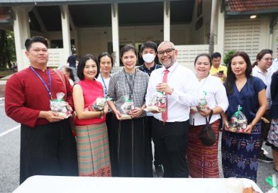 พิธีทำบุญตักบาตร – อนุรักษ์ สืบสาน วัฒนธรรม “มหิดล ยลไทย วิถีธรรม”